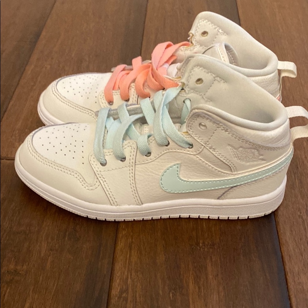 Jordan 1 mid 1Y